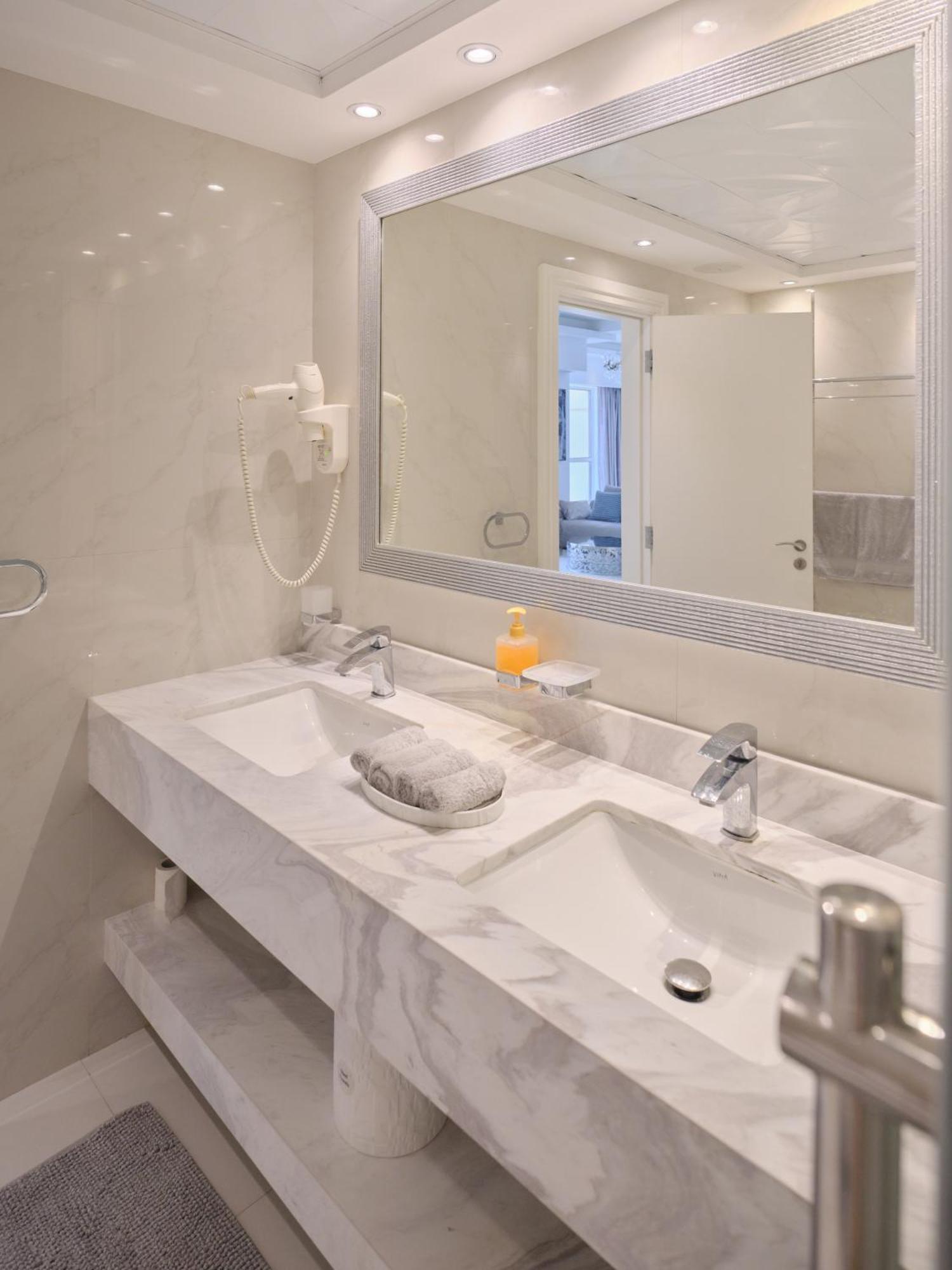 Jbr Beachfront Luxe Sea Facing Appartement